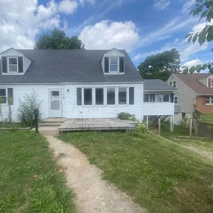 Buy this 4 bed house on 926 West Main Street in Newark, OH 43055