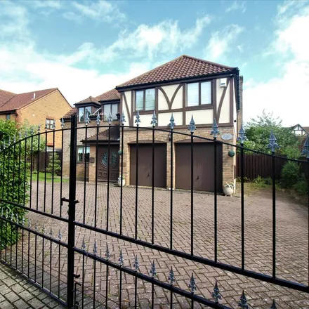 Rent this 5 bed house on Lynmouth Crescent in Bletchley, MK4 1HD