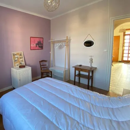 Rent this 3 bed townhouse on Les Sables d'Olonne in Rue de la Bauduère, 85100 Les Sables-d'Olonne