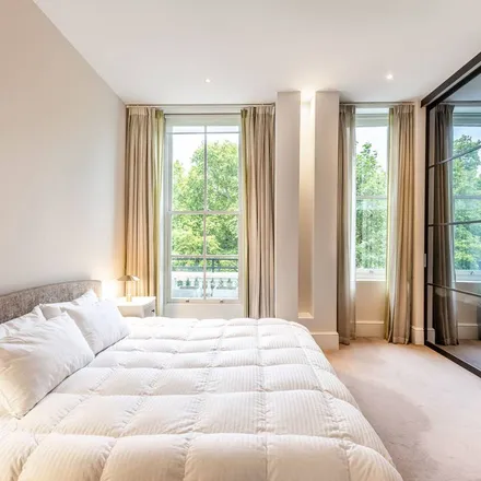 Rent this 4 bed apartment on The Kensington Hotel in 109-113 Queen's Gate, London