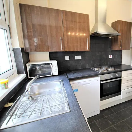 Image 2 - Knowle Terrace, Leeds, LS4 2PD, United Kingdom - Townhouse for rent