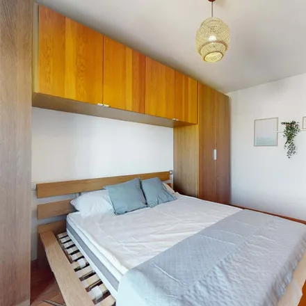 Rent this 5 bed room on Carrer de les Filipines in 15, 46006 Valencia