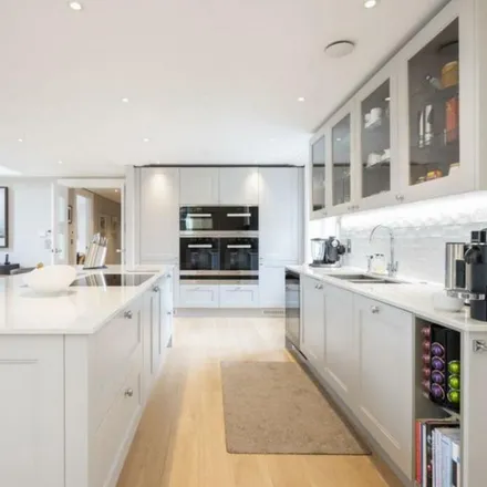 Rent this 3 bed apartment on Holland Villas Road in London, W14 8BZ