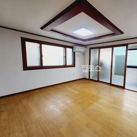 Rent this 2 bed apartment on 서울특별시 강남구 역삼동 687-12