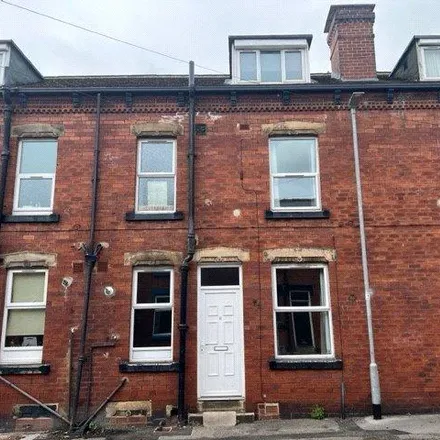 Rent this 2 bed townhouse on Queen's Road in Leeds, LS6 1QT