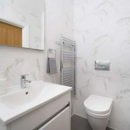 Image 7 - Ideal Bathrooms.Interiors, 544-546 High Road Leytonstone, London, E11 3DH, United Kingdom - Apartment for rent