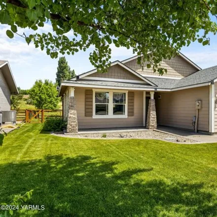Buy this 3 bed house on 8009 Vialago Parkway in Zillah, WA 98953