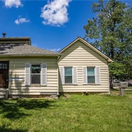 Buy this 3 bed house on 609 E Shawnee St in Paola, Kansas