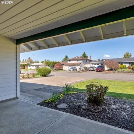 Image 8 - 912 Southwest Willow Creek Drive, Washington County, OR 97003, USA - House for sale