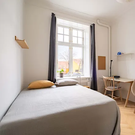 Rent this 4 bed room on City Hall Square in H.C. Andersens Boulevard, 1550 København V