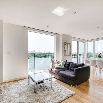 Rent this 3 bed apartment on Riverside Apartments in Woodberry Grove, London