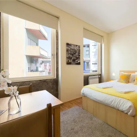 Rent this 5 bed room on Transportes Centrais Bonjardim in Lda., Rua do Bonjardim 1090