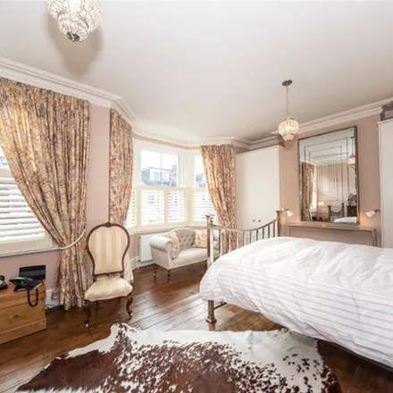 Rent this 4 bed townhouse on 41 Gloucester Road in London, TW9 3BS