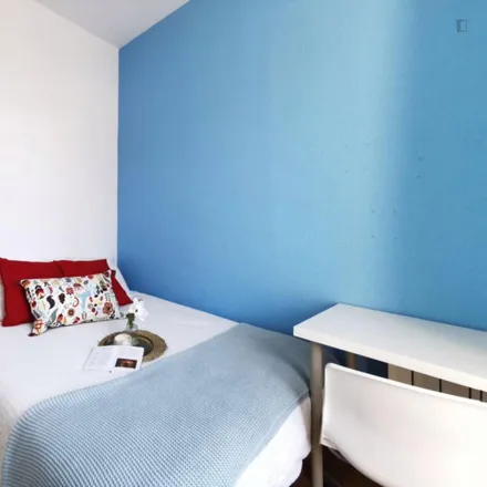 Rent this 7 bed room on Madrid in Rasputín, Calle Yeseros