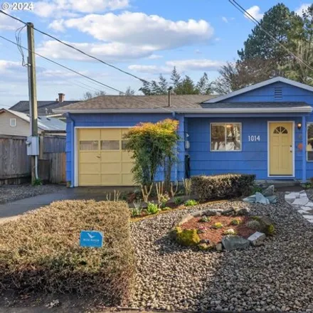 Buy this 3 bed house on 1014 Southeast Sherrett Street in Portland, OR 97202