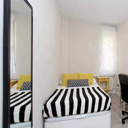 Rent this 7 bed room on Calle de la Cruz Verde in 22, 28004 Madrid