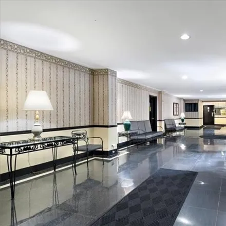 Image 3 - 325 East 201st Street, New York, NY 10458, USA - Apartment for sale