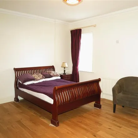 Image 1 - Hotel de Vie, 22 Firgrove Hill, Wrecclesham, GU9 8LQ, United Kingdom - Room for rent