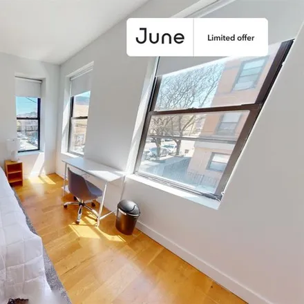 Image 2 - 60-47 68th Avenue, New York, NY 11385, USA - Room for rent