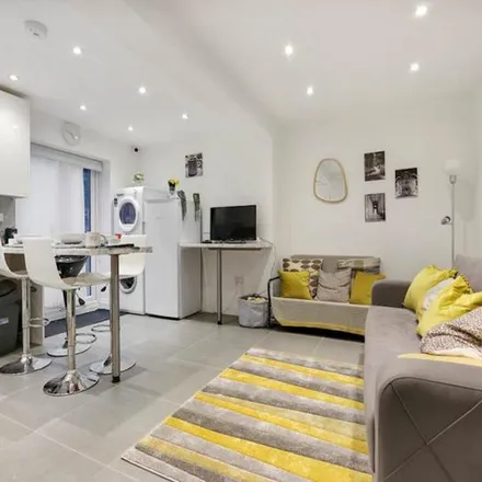 Rent this 1 bed townhouse on Cobden Road in London, SE25 5NY