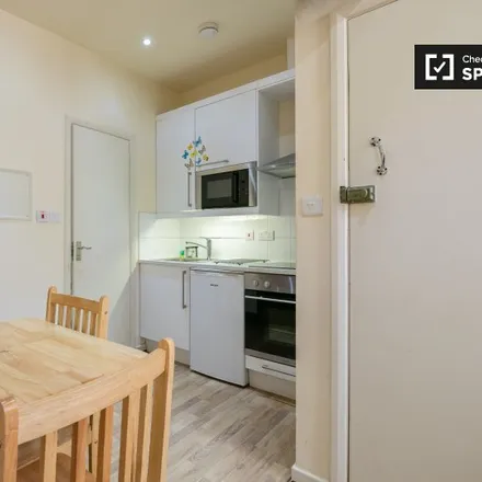 Rent this studio apartment on 14 Ash Grove in London, NW2 3LJ