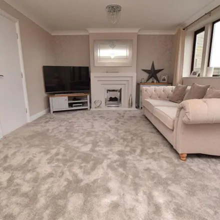 Rent this 4 bed apartment on Earlsheaton Tunnel in Fairmount Terrace, Dewsbury
