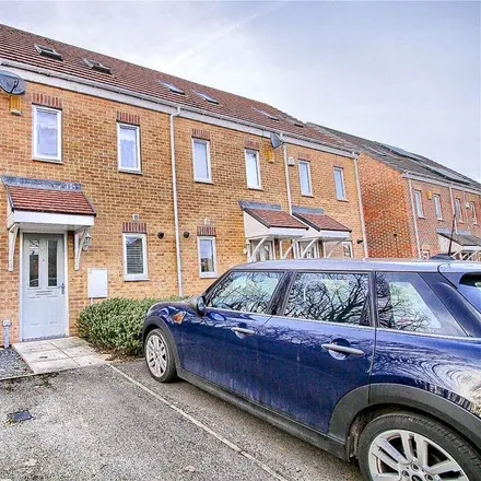 Rent this 3 bed townhouse on Dales Park Road in Middlesbrough, TS8 9SB