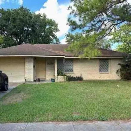 Buy this 3 bed house on 1055 Globe Street in Houston, TX 77034