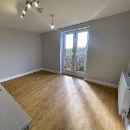Image 2 - Shell Select, Bury New Road, Prestwich, M25 9WP, United Kingdom - Apartment for rent
