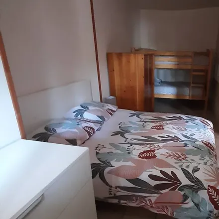 Rent this 2 bed house on 17400 Saint-Martin-de-Juillers