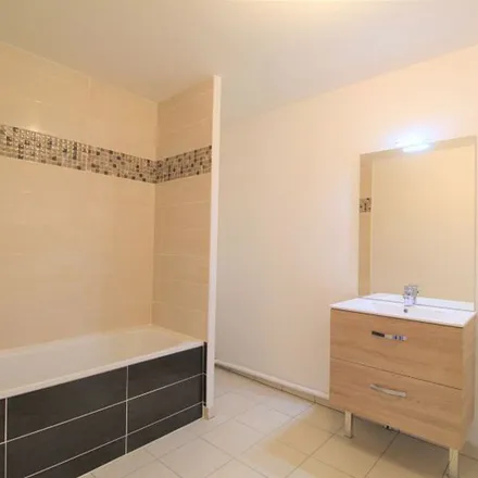 Rent this 2 bed apartment on 11 Rue de la Garenne in 76130 Mont-Saint-Aignan, France