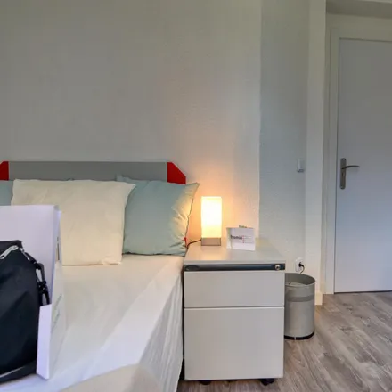 Rent this 4 bed room on Calle Geranio in 10, 28903 Getafe
