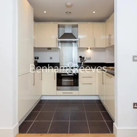Rent this 1 bed apartment on 35 Lincoln Plaza in Millwall, London