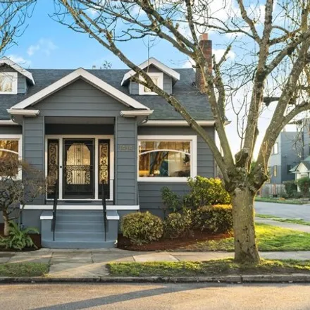 Buy this 6 bed house on 1414 Southeast Division Street in Portland, OR 97202