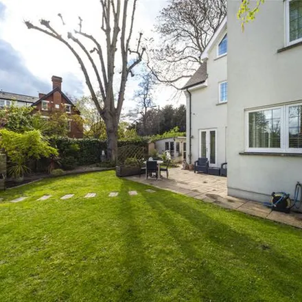 Rent this 3 bed duplex on The Avenue in Kew Road, London