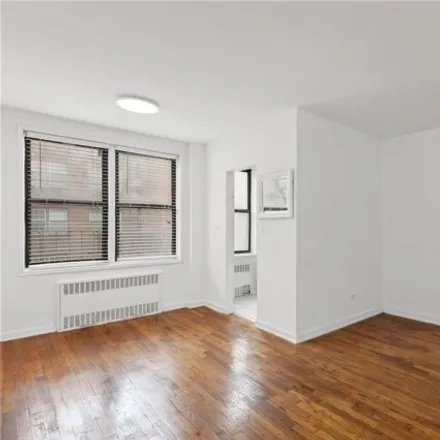 Image 4 - The New Yorker, 103-25 68th Avenue, New York, NY 11375, USA - Apartment for sale