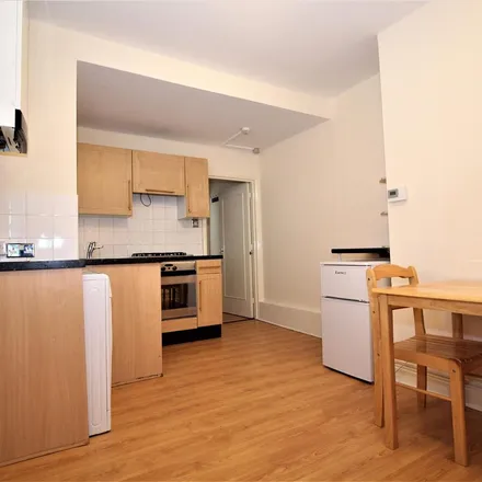 Image 3 - Cameron's Cutz, Evington Road, Leicester, LE2 1HJ, United Kingdom - Apartment for rent