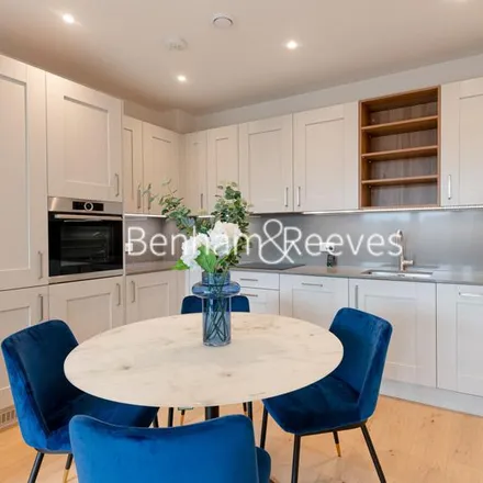 Image 3 - Inglis Way, London, NW7 1TP, United Kingdom - House for rent