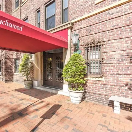 Buy this studio apartment on 30 South Station Plaza in Village of Great Neck Plaza, NY 11021