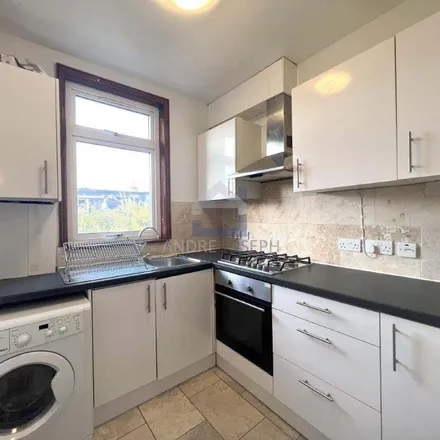 Image 2 - 112 Tooting Bec Road, London, SW17 8BW, United Kingdom - Apartment for rent
