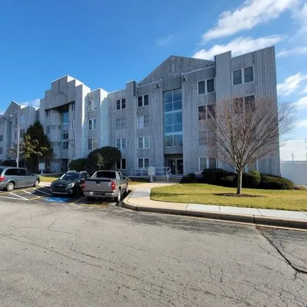 Buy this 2 bed condo on Le Parc Drive in Bellefonte, New Castle County