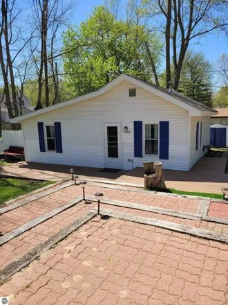 Buy this 2 bed house on 590 Chatterton Street in Alma, MI 48801