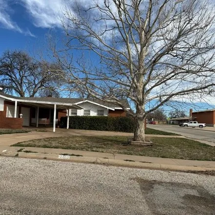 Rent this 3 bed house on 2203 45th Street in Snyder, TX 79549