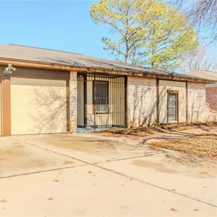 Image 2 - 11444 West Bellfort Street, Houston, TX 77099, USA - House for sale