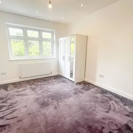 Rent this 5 bed apartment on Oakfields Road in London, NW11 0JA
