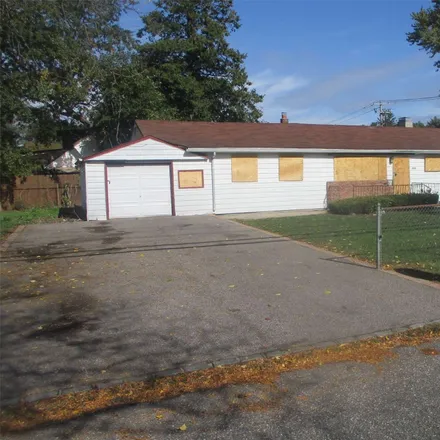 Buy this 3 bed house on 1652 North Thompson Drive in Islip, Baywood