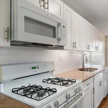 Image 2 - 2522 Olinville Avenue, New York, NY 10467, USA - Apartment for sale