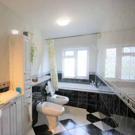 Image 9 - Southway, London, London, N20 - House for rent
