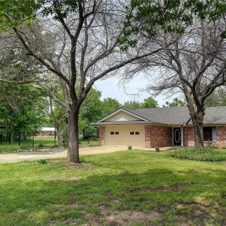Image 2 - 305 E Lake St, Krum, Texas, 76249 - House for sale