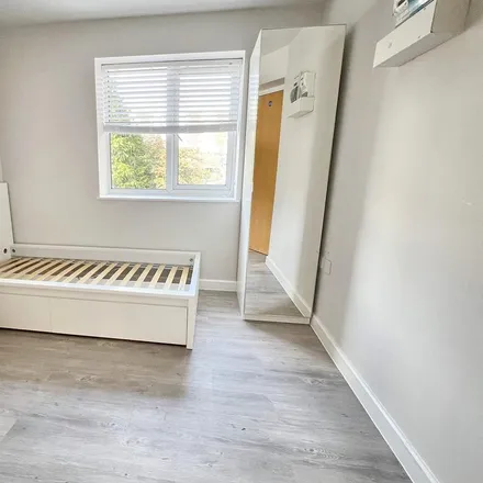 Rent this studio room on 22 Wellington Road in North Watford, WD17 1QU
